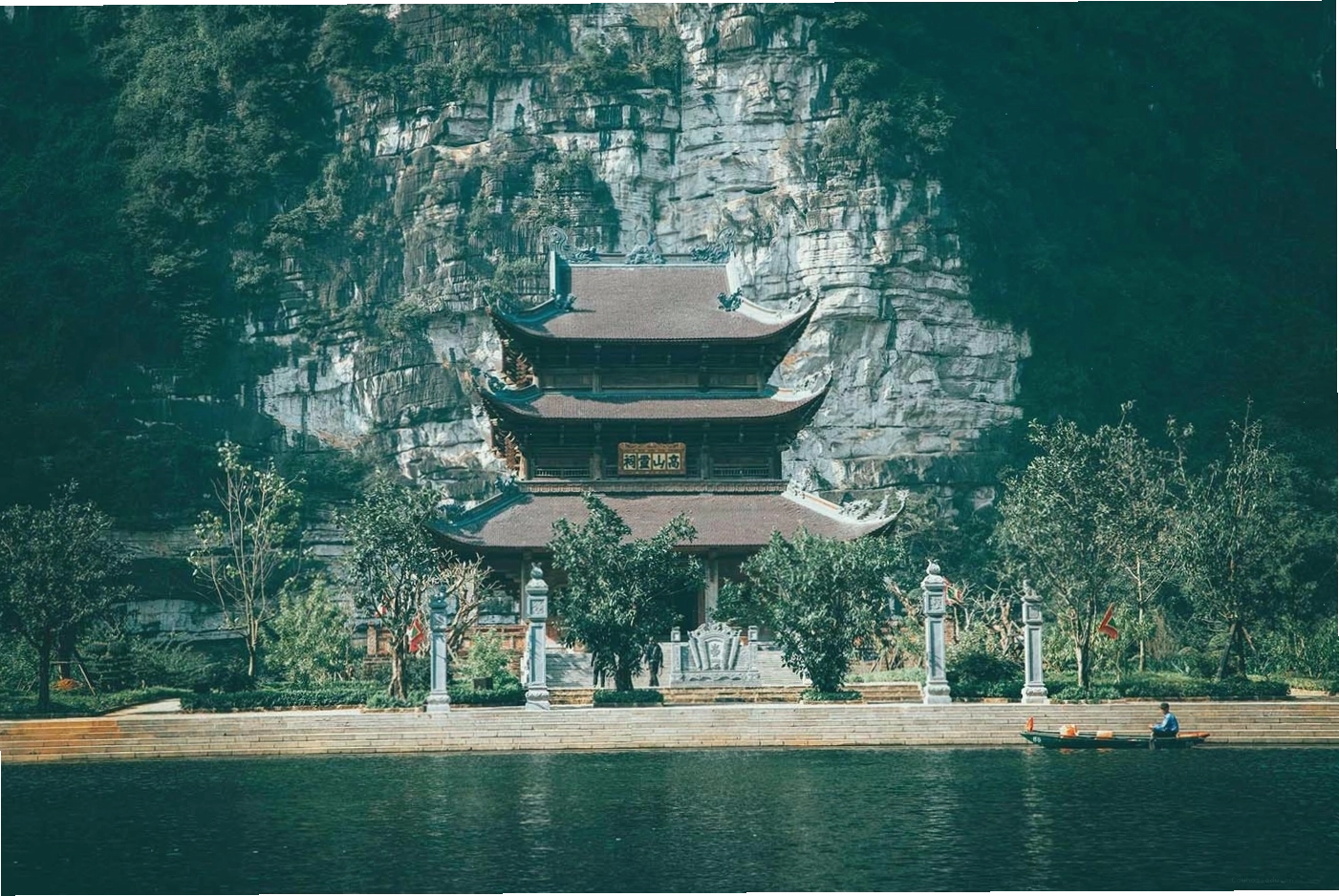 Du khách tham quan Cố đô Hoa Lư