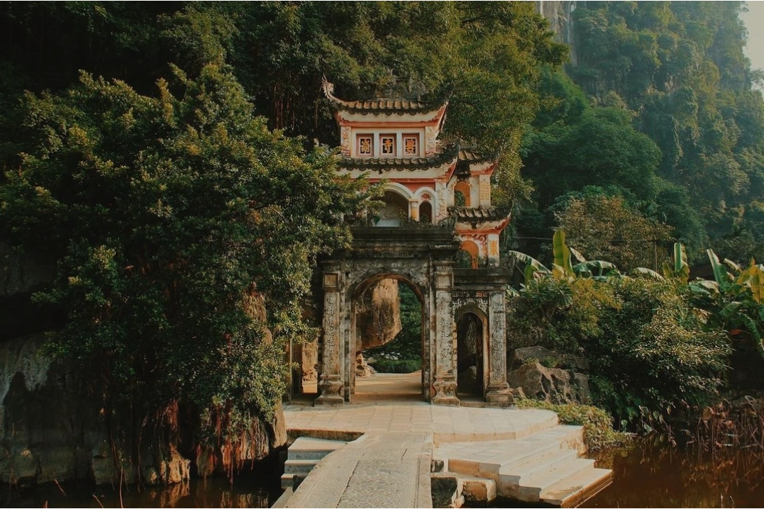 Du khách tham quan Cố đô Hoa Lư, một di tích lịch sử quan trọng tại Ninh Bình