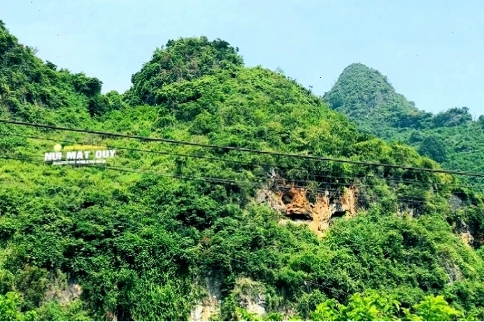 Du khách tham quan di tích Ải Chi Lăng