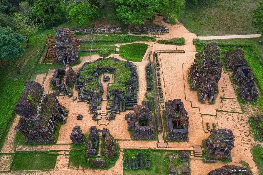 Du khách tham quan Thánh địa Mỹ Sơn