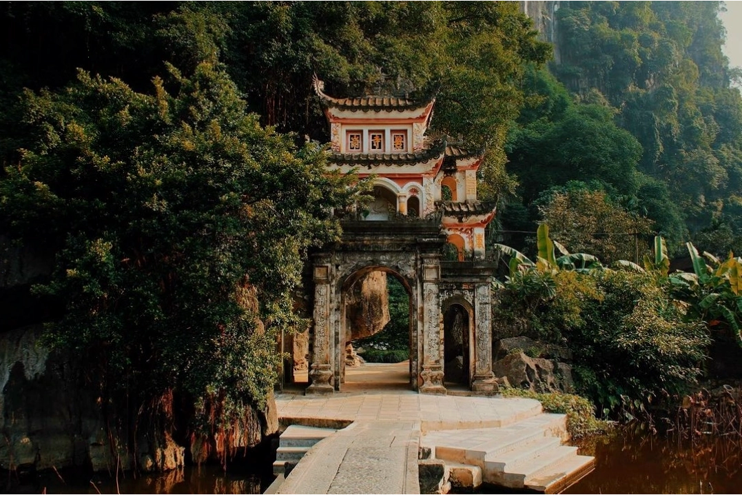 Du khách tham quan Tràng An