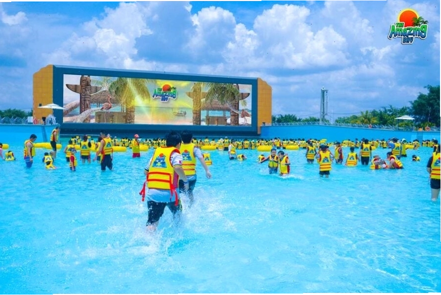 Du khách thư giãn tại hồ bơi của The Amazing Bay