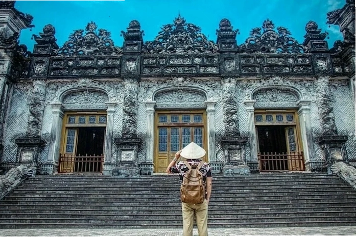 Du khách thư giãn trên bãi biển Lăng Cô