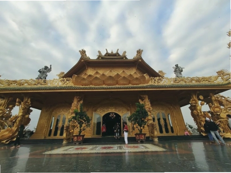 Du khách viếng thăm Chùa Phúc Lâm Hưng Yên
