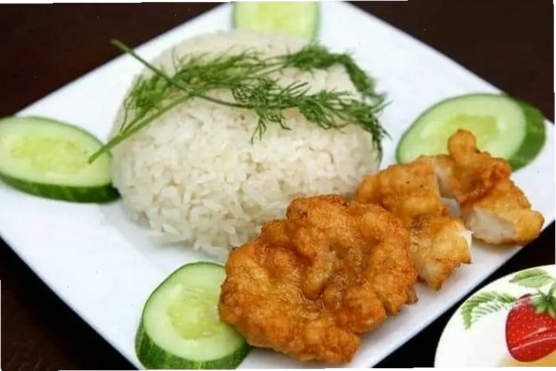 Du khách vui chơi trên bãi biển Tuần Châu