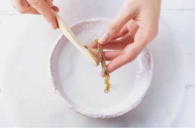 Dung dịch amoniac có tác dụng làm sáng bóng trang sức vàng