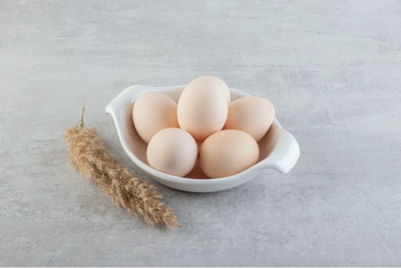 Dùng trứng luộc đã bóc vỏ lăn quanh mắt để làm tan máu bầm
