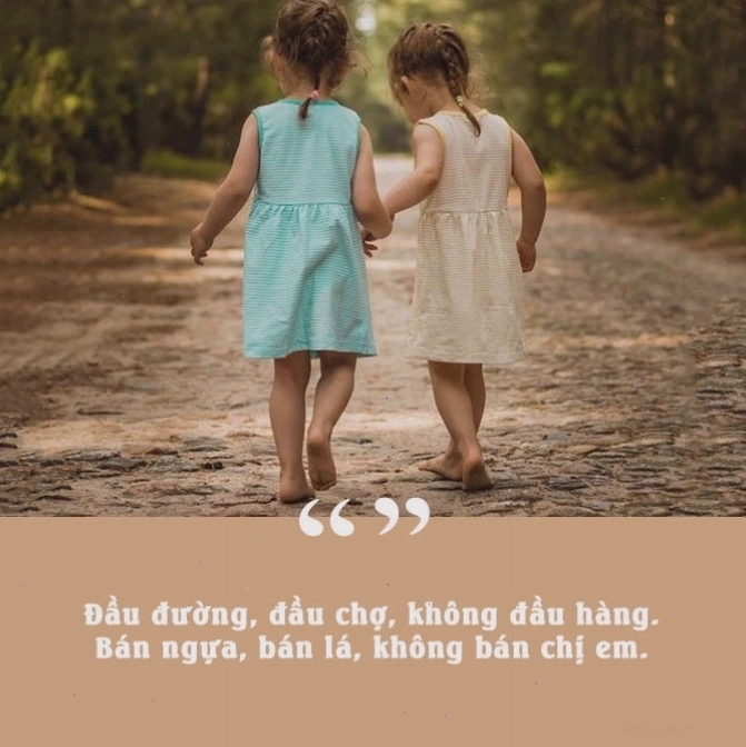 Hai chị em gái cùng nhau tạo dáng hài hước, nghịch ngợm