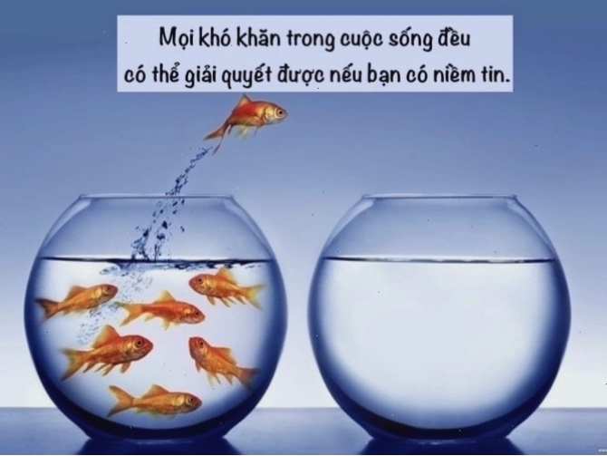 Hai người nắm tay nhau vượt qua con đường khó khăn