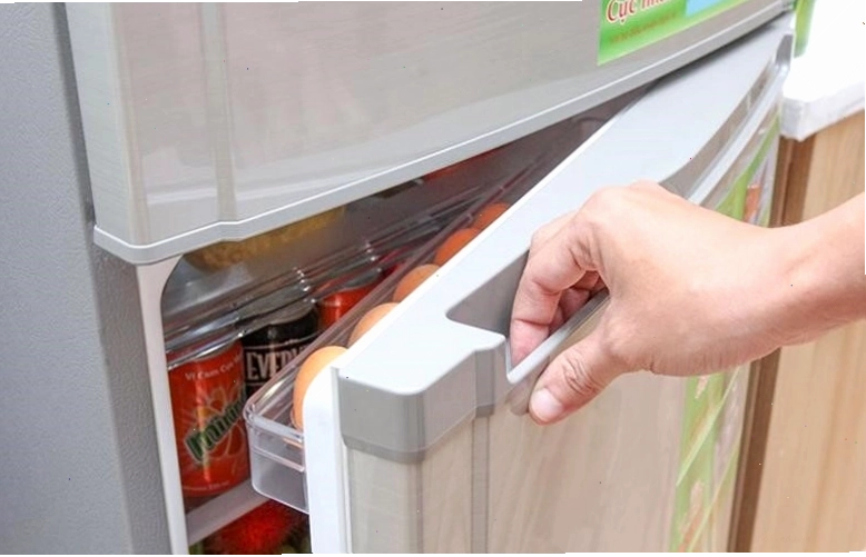 Hạn chế đóng mở tủ lạnh thường xuyên để tiết kiệm điện