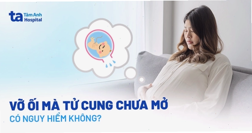 Hình ảnh bà bầu đang được bác sĩ kiểm tra