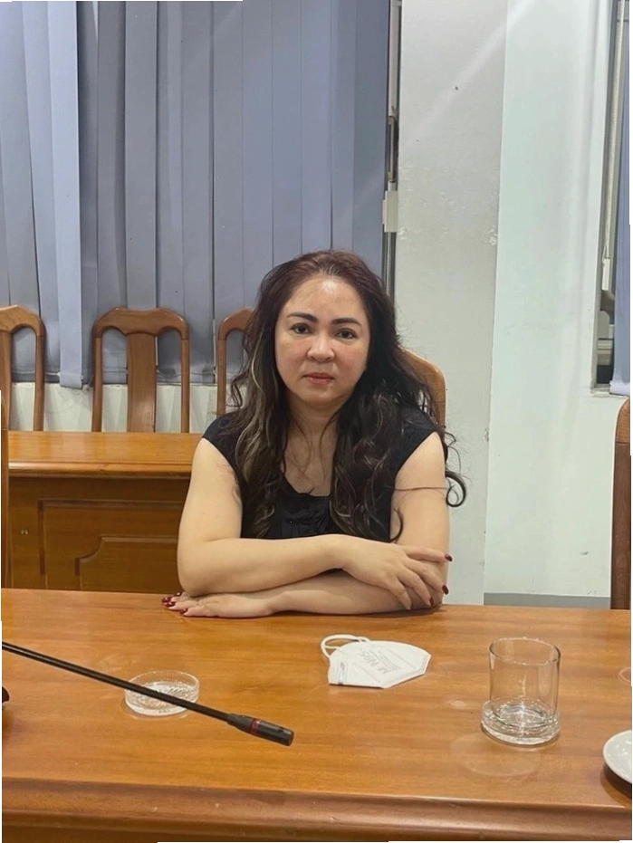 Hình ảnh bà Nguyễn Phương Hằng trong một buổi phát ngôn gây chú ý