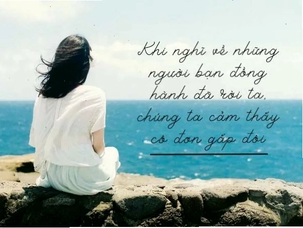 Hình ảnh minh họa cho cảm giác cô đơn, một người ngồi một mình trong không gian rộng lớn