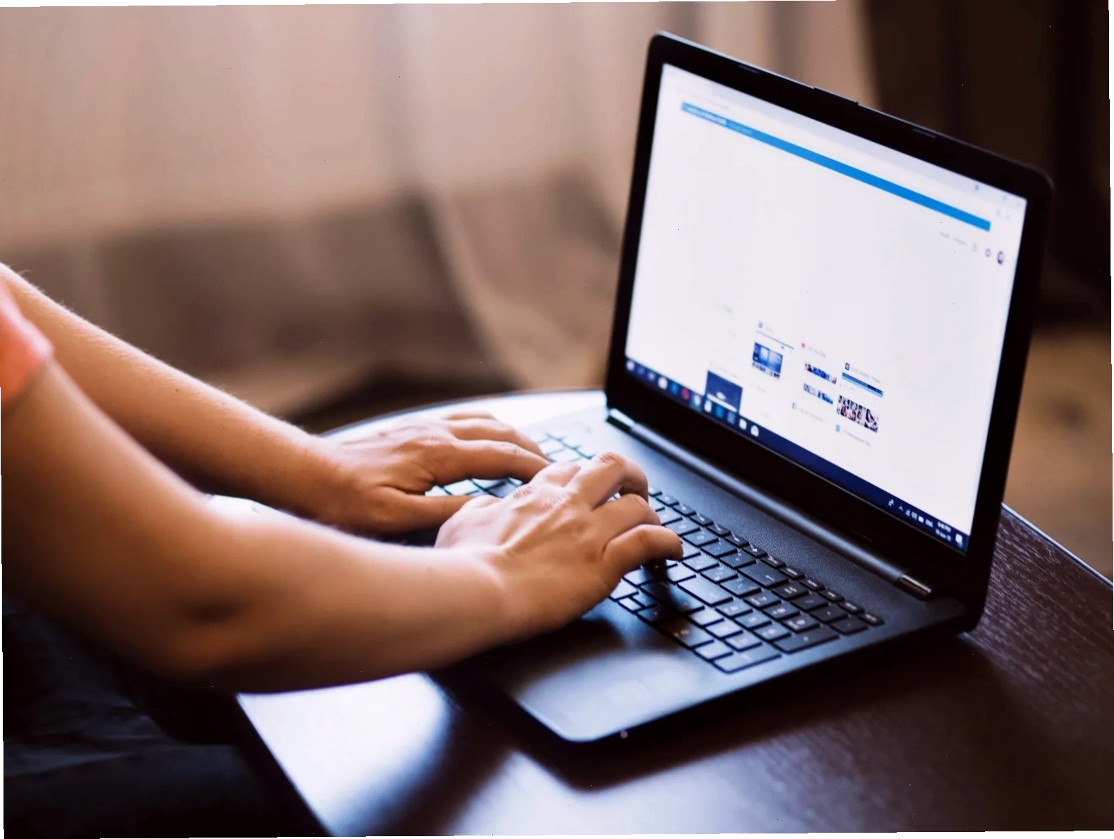 Hình ảnh minh họa người dùng bị mỏi mắt do sử dụng internet quá nhiều