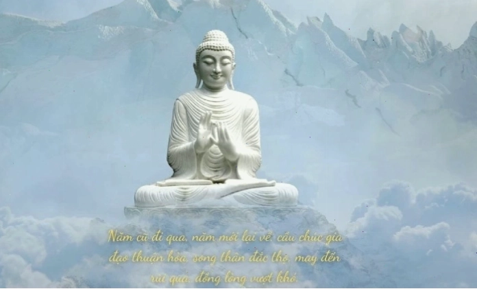 Hình ảnh người phụ nữ đi chùa dâng hương cầu bình an