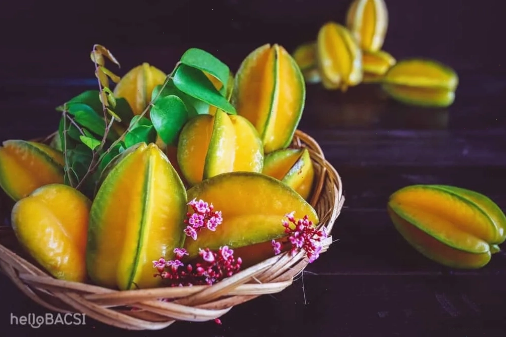 Hình ảnh quả khế xanh và chín rộ trên cành cây
