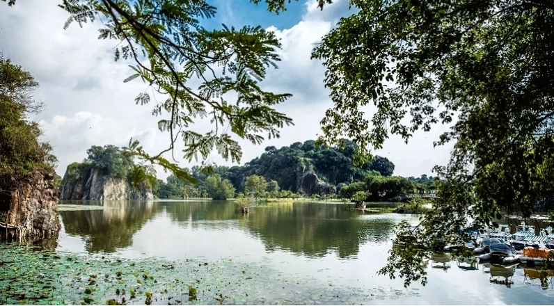 Hồ nước trong xanh tại khu du lịch Bửu Long
