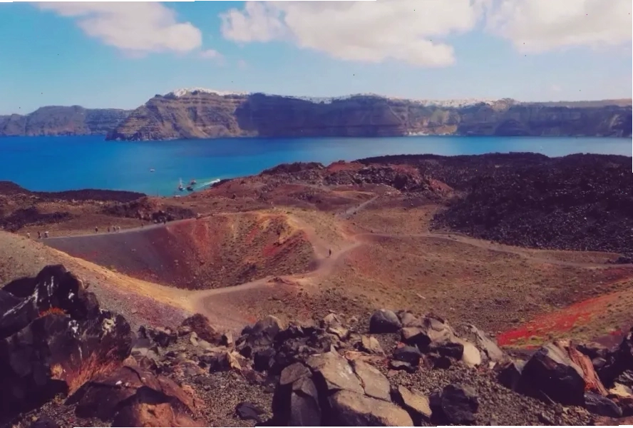 Hòn đảo núi lửa Nea Kameni giữa biển Aegean