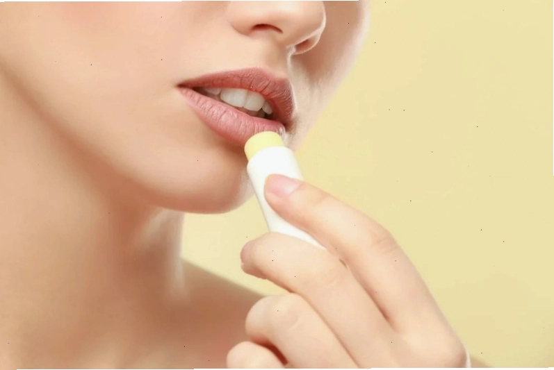 Hỗn hợp đường và dầu dừa giúp tẩy tế bào chết cho môi