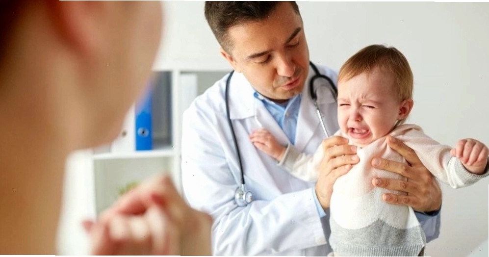 Hướng dẫn sơ cứu trẻ chảy máu cam: ngồi thẳng, nghiêng đầu về phía trước