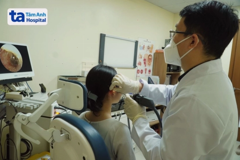 Khám tai để xác định nguyên nhân ù tai