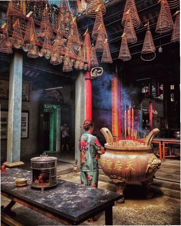 Không gian xanh mát bao quanh chùa Ngọc Hoàng