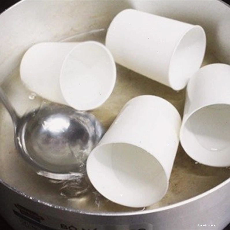 Khử khuẩn dụng cụ làm sữa chua bằng nước sôi