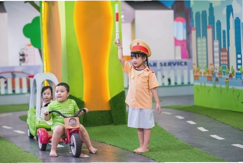 Khu vực vui chơi trẻ em tại Công viên Hòa Bình