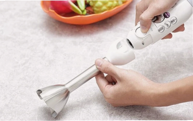 Kỹ thuật di chuyển máy xay sinh tố cầm tay trong quá trình xay