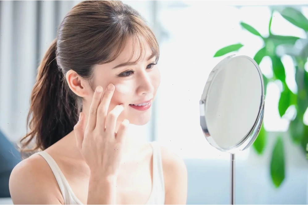 Làm dịu da với đá viên khoai tây