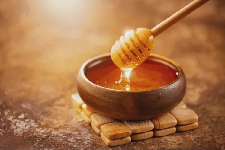 Làm má phúng phính bằng mật ong