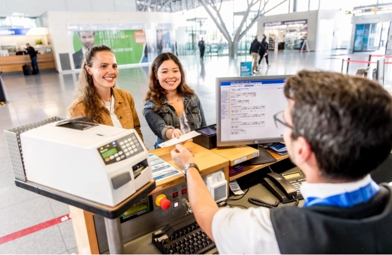 Làm thủ tục check-in tại quầy vé của Vietjet Air