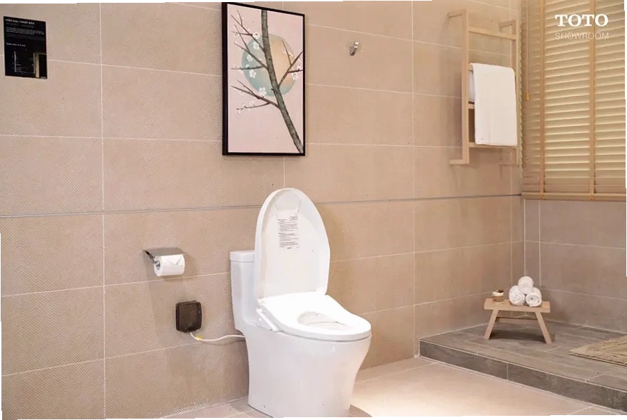 Lắp đặt nắp bồn cầu và hoàn thiện