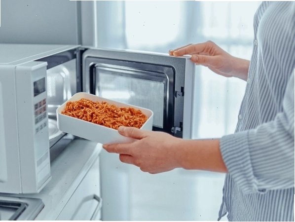 Lau sạch bề mặt bên trong lò vi sóng sau khi sử dụng