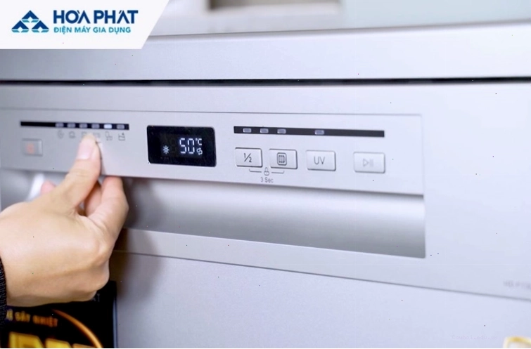 Lấy bát đĩa ra khỏi máy rửa bát sau khi kết thúc chu trình