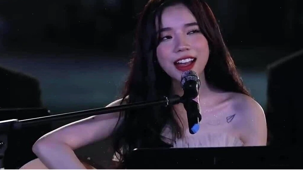 Ly Ly thể hiện ca khúc hit trên sân khấu