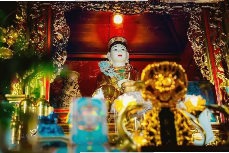 Mái cong đặc trưng của kiến trúc đền chùa Việt Nam tại Đền Cô Bơ