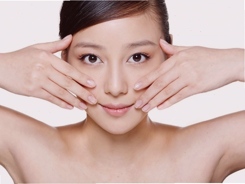 Massage mặt là cách làm săn chắc da mặt sau khi giảm cân hoặc sinh con đơn giản mà hiệu quả