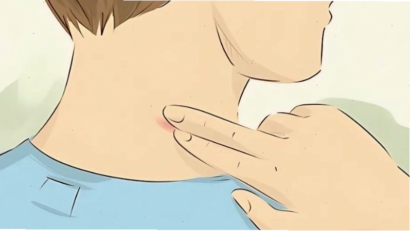 Massage nhẹ nhàng vùng da bị hickey