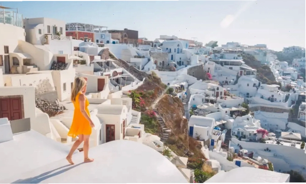 Máy bay chuẩn bị hạ cánh tại sân bay Santorini