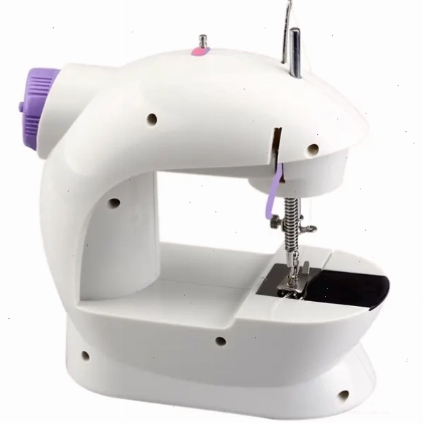 Máy may mini màu trắng với các chi tiết màu tím, sẵn sàng cho việc sử dụng