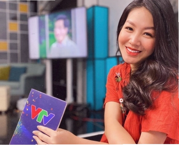 MC Hồng Nhung và chồng cùng nhau làm việc