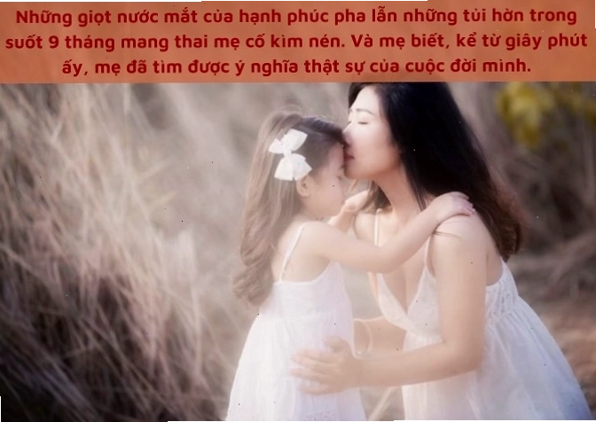 Mẹ âu yếm con gái nhỏ
