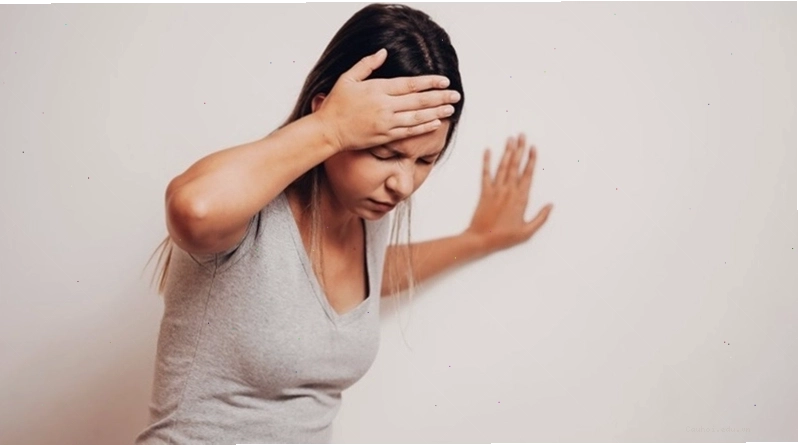 Mẹ bầu nên tránh nhón chân và đứng quá lâu
