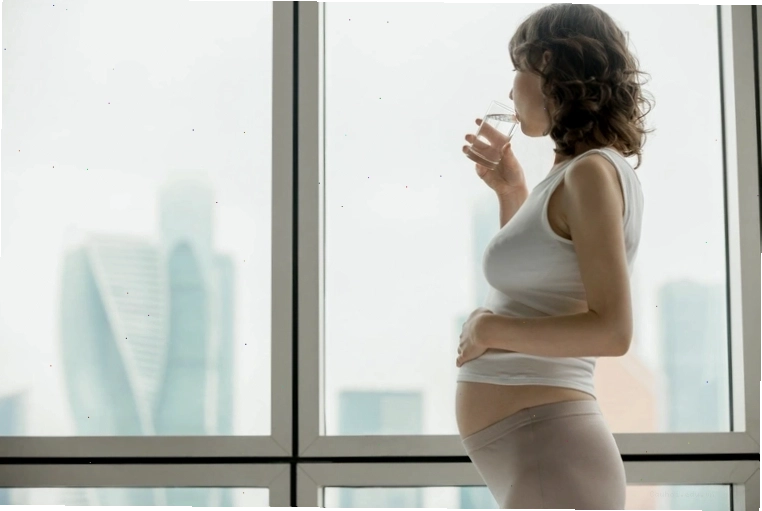 Mẹ bầu uống nước