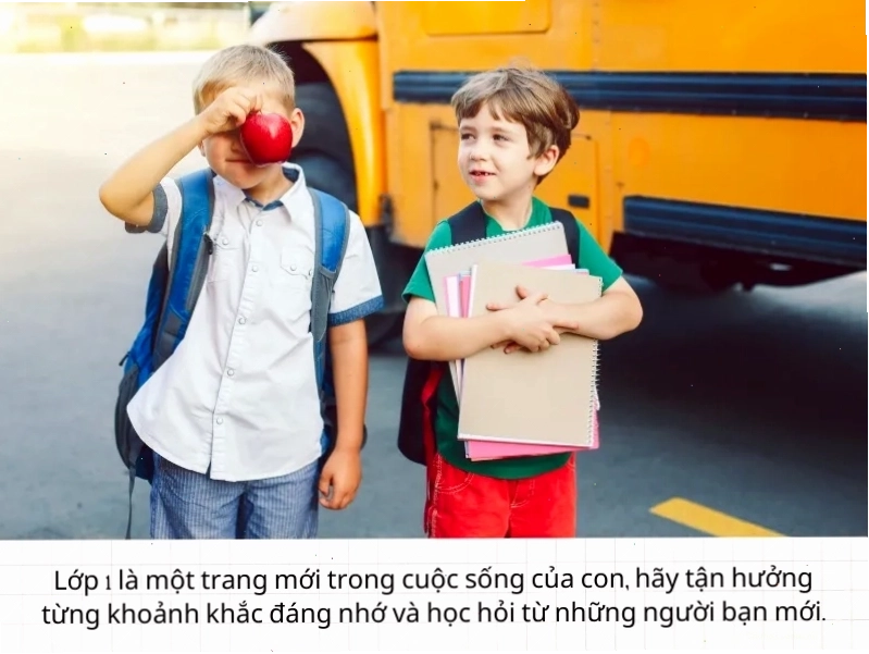 Mẹ ôm con gái ngày đầu tiên con vào lớp 1