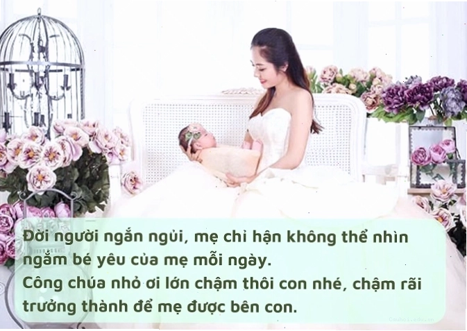 Mẹ ôm con gái trìu mến, thể hiện tình cảm gắn bó