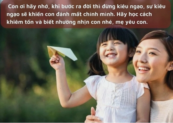 Mẹ và con gái cùng nhau đi dạo trong công viên