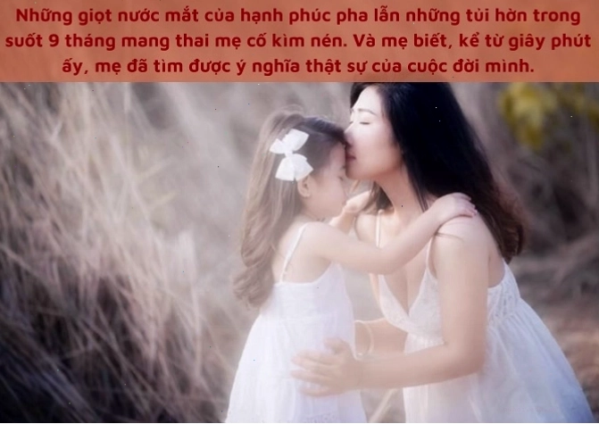 Mẹ và con gái cùng nhau làm bánh trong bếp