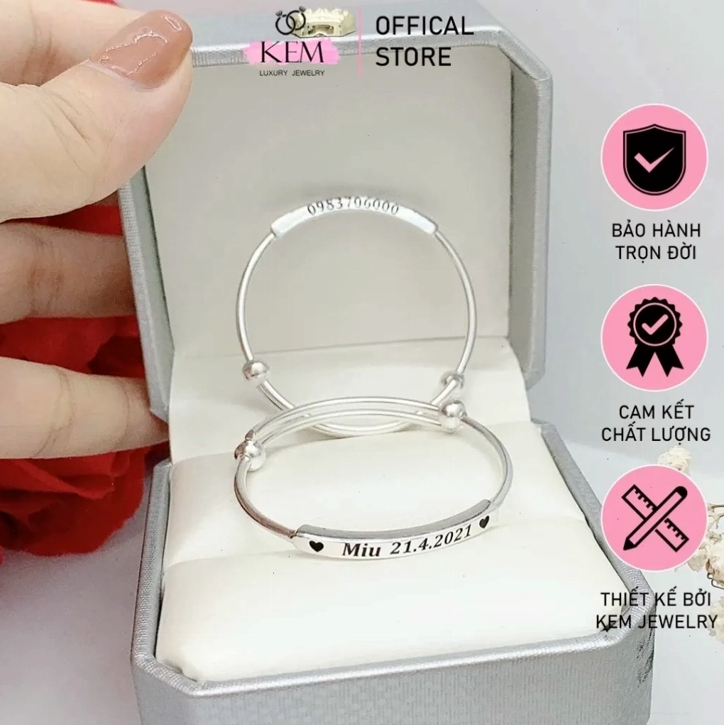 Mẹ và con gái cùng nhau vui chơi ngoài trời